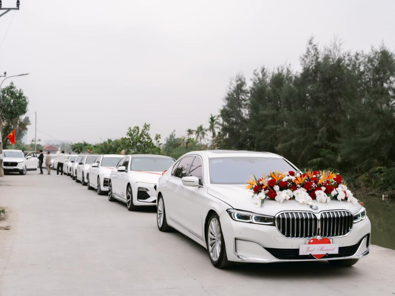 Thuê xe hạng sang Hà Nội làm xe hoa tạo nên những bức ảnh cưới sang trọng