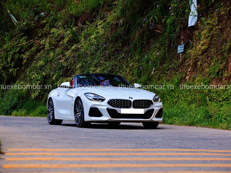 Xe hoa mui trần thể thao BMW Z4 tạo điểm nhấn cho ngày trọng đại